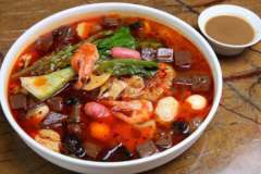 一天賣(mài)300多斤麻辣燙關(guān)鍵在于湯料的做法